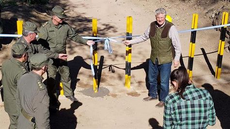 Autoridades argentinas inauguran la obra de pilotes de hierro que inhabilitan el paso ilegal Los Chorros en la frontera entre Bolivia y Argentina. 