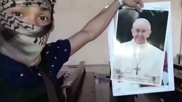Un terrorista muestra una foto del papa Francisco donde amenaza al jefe de la iglesia Católica.