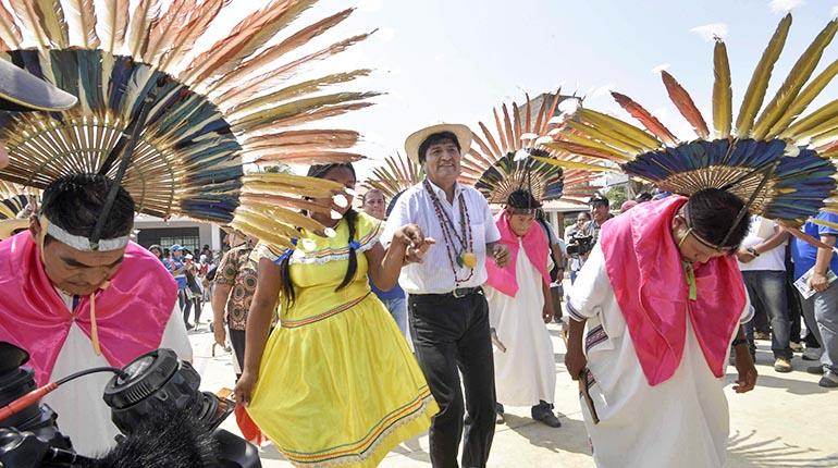 El presidente Evo Morales participa de un baile durante el acto de entrega de una escuela en la comunidad de San Pablo del Tipnis, ayer. | Elias Quispe