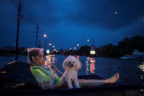Una mujer espera los socorristas en una colchoneta inflable en el Scarsdale Boulevard de Houston (Reuters)