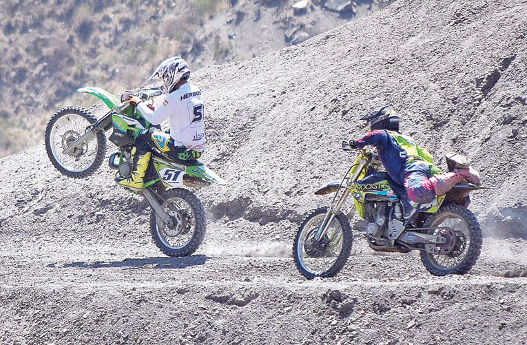 SALTO AL TRIUNFO. JONATHAN HERBOSO HACE UNA LINDA PIRUETA EN LA CARRERA QUE TERMINÓ GANANDO DE MANERA HOLGADA AL SACAR UNA VUELTA DE DIFERENCIA A LOS DEMÁS PILOTOS DE LA CATEGORÍA 225-250 CC., EN EL CIRCUITO LAGUNILLAS DE IRPA IRPA EN CAPINOTA.