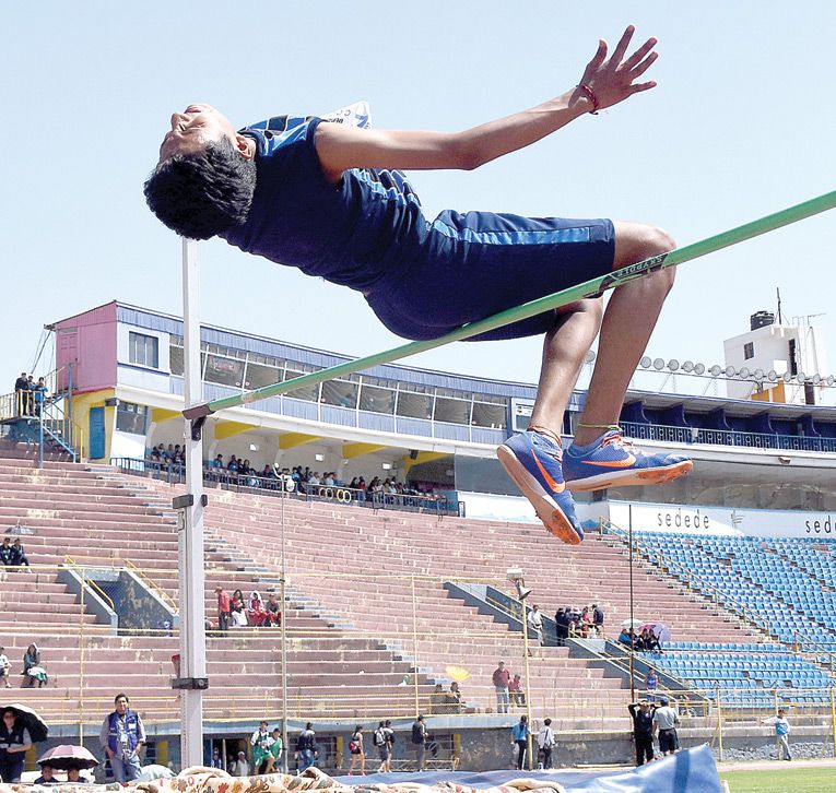 DAVID GUZMÁN (I), DURANTE EL SALTO QUE LE OTORGÓ EL ORO.