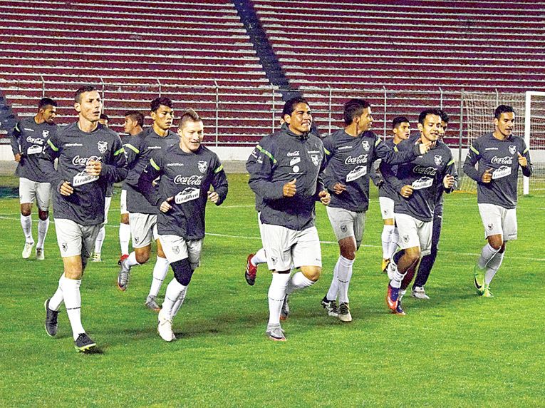 LOS JUGADORES DE LA SELECCIÓN TROTAN ALREDEDOR DE LA CANCHA DEL ESTADIO SILES, EN LA PRÁCTICA NOCTURNA DEL EQUIPO. APG