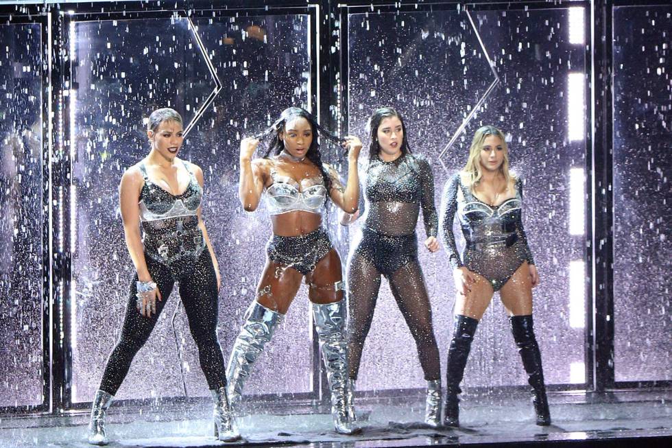 Fifth Harmony durante su actuación en los MTV Video Music Awards.