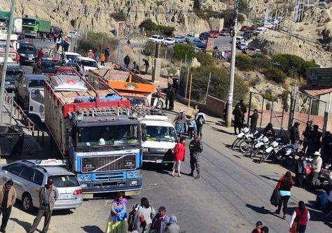 Transportistas y comunarios bloquean el ingreso a Mallasa. Foto: Alejandra Rocabado