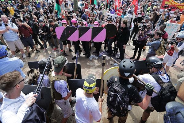 Una escena de los disturbios entre manifestantes de extrema derecha y extrema izquierda ocurridos hace dos semanas en Charlottesville (Somodevilla/Getty Images/AFP)