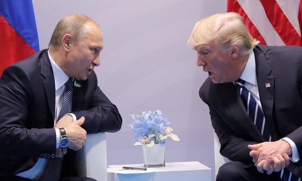 Vladimir pUtrin y Donald Trump, durante la cumbre del G20 en Hamburgo, Alemania, el 7 de julio de 2017 (Reuters)