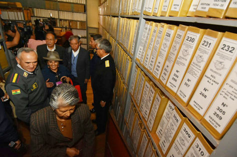 La Comisión en su visita al archivo militar del Estado Mayor de las Fuerzas Armadas. En primer plano, Heredia, su presidenta.