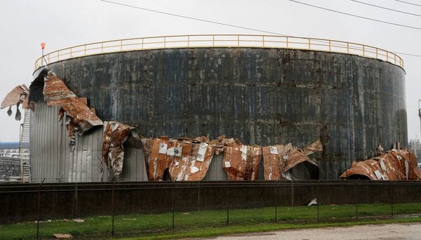 Un tanque de petroleo dañado por el paso de Harvey en Texas (Reuters)