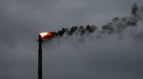 Las nubes de la tormenta Harvey lucen de fondo a la refinería Corpus Christi, en Texas (Reuters)