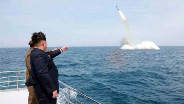 Kim Jong, el líder norcoreano, observa el lanzamiento de un proyectil