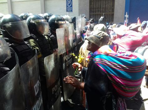 Tras llegar a la sede de Gobierno, las mujeres de Achacachi cercaron la cárcel de San Pedro. Foto: José Lavayén 