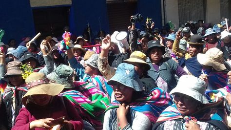 Tras llegar a la sede de Gobierno, las mujeres de Achacachi cercaron la cárcel de San Pedro. Foto: José Lavayén 
