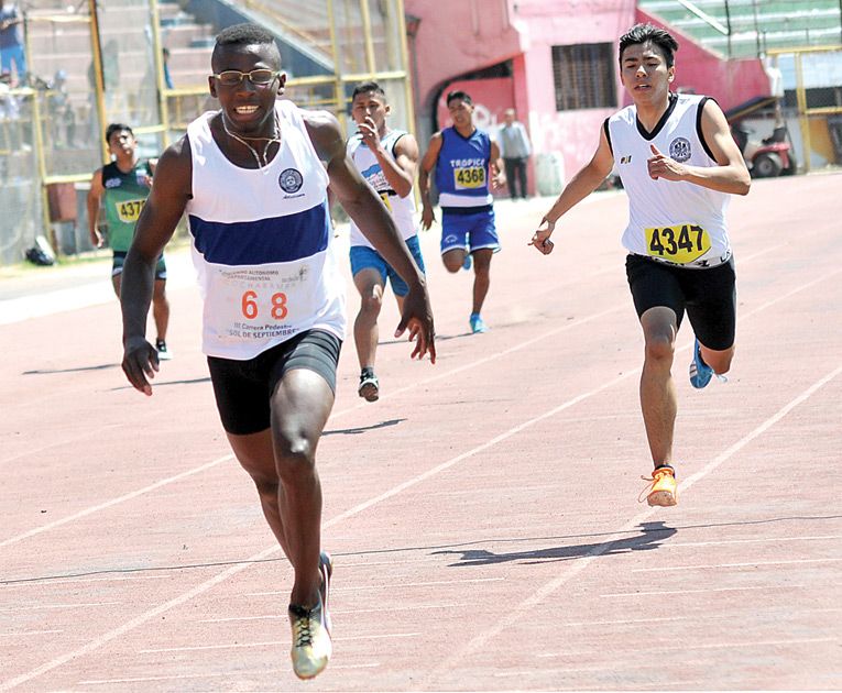 CARLOS ABÁN (I) CRUZA LA LÍNEA DE META EN LOS 200 METROS PLANOS. FOTOS: NOÉ PORTUGAL