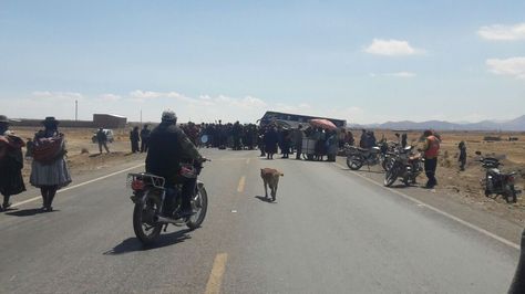 El bloqueo que pobladores de Challapata activaron en la carretera Panamericana Oruro-Potosí. Foto: Nancu Calani