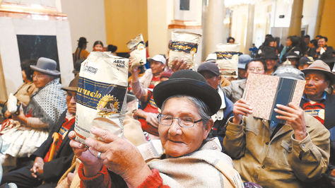 Los abuelos que asistieron al acto de ayer muestran los paquetes del Carmelo.