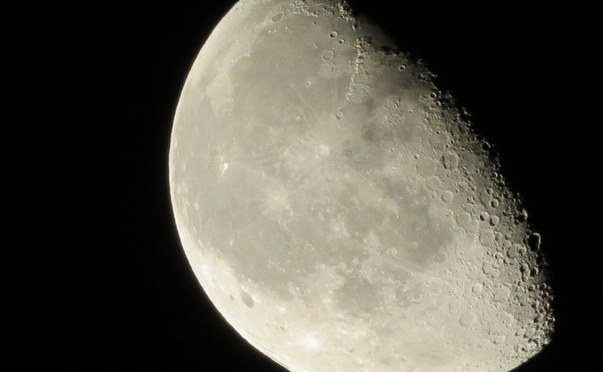 El negocio millonario de un hombre que vende terrenos en la Luna