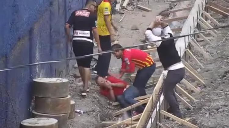 FUERTE VIDEO: Hincha intenta asesinar a otro del equipo rival con una roca durante una brutal pelea