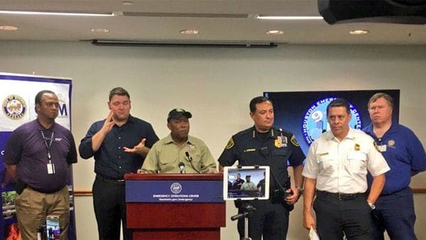 Sylvester Turner en conferencia de prensa el martes