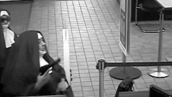 Ambas ladronas lucían hábitos de monjas y velos. Una de ellas llevaba además gafas oscuras (Fox 29 Philadelphia)