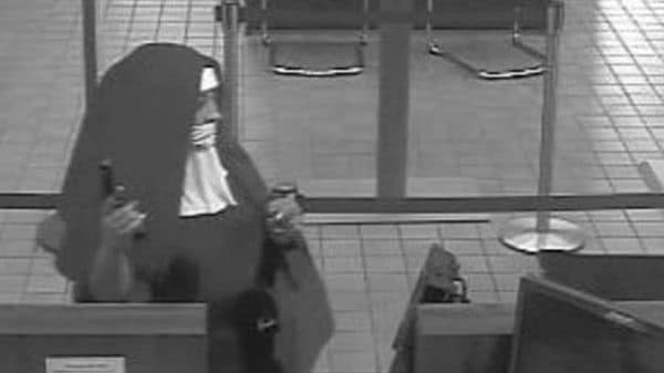 Una mujer se acercó al mostrador mientras que la otra se quedó junto a la puerta, quien llevaba una pistola en la mano le pidió dinero al cajero, pero no pudieron escapar con las manos llenas (Fox 29 Philadelphia)