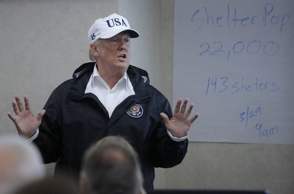 Donald Trump durante su visita al centro de operaciones de emergencia en Houston (REUTERS)