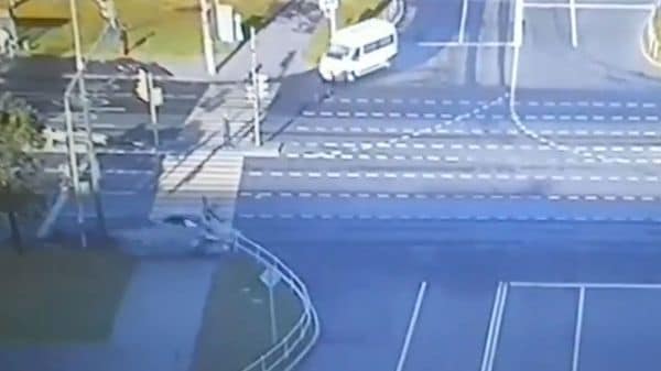 El momento en que el conductor arrolla a los peatones