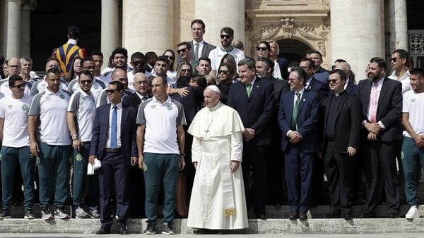 La delegación del Chapecoense visitó el Vaticano para saludar al Papa Francisco (AP)