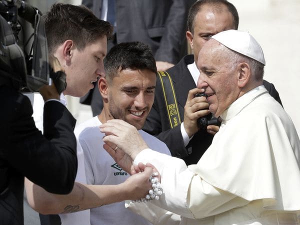 El Papa Francisco junto a Jakson Follmann y Alan Ruschel, sobrevivientes a la tragedia del Chapecoense (AP)