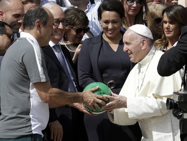 Los directivos de Chapecoense le regalaron a Francisco un balón con los colores del club. (AP)