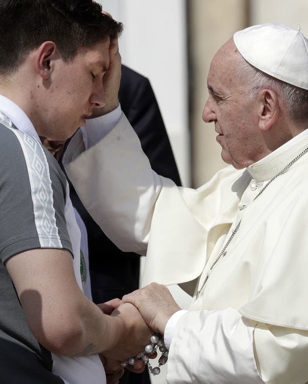 El Papa Francisco bendice a Jakson Follmanm, quien perdió una pierna en el accidente de avión (AP)