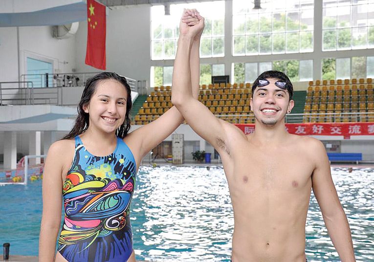 ALEJANDRA MARTÍNEZ JUNTO A RAFAEL MONTAÑO, LOS RECORDISTAS BOLIVIANOS QUE ESTÁN BECADOS EN CHINA. RENÉ MARTÍNEZ