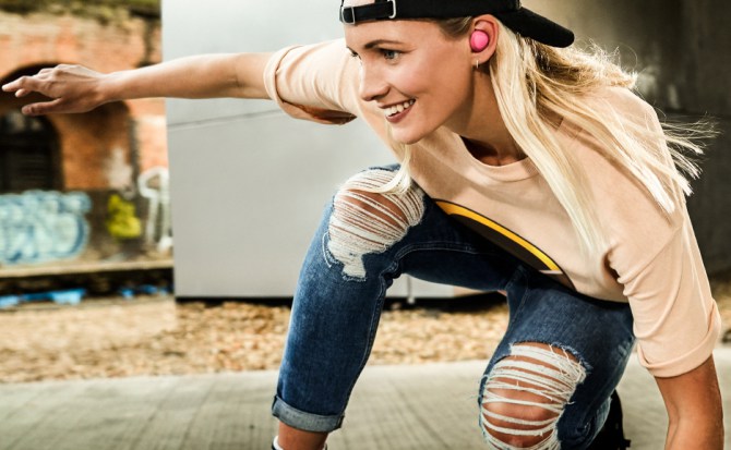 Los nuevos auriculares deportivos de Samsung mejoran la autonomía e invocan a Bixby