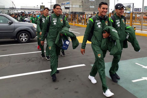 Lima. Valverde, Villarroel, Zenteno y Sagredo, de la selección boliviana, abandonan el aeropuerto para trasladarse a su hotel. Foto: Prensa FBF