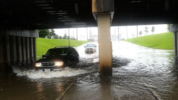 Así transitaban los coches a través de aguas altas en Beaumont, Texas (AP)