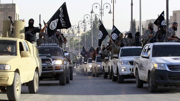 La coalición internacional bombardeó un convoy de ISIS