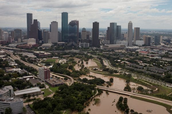 Houston permanecía bajo el agua este miércoles (REUTERS/Adrees Latif)