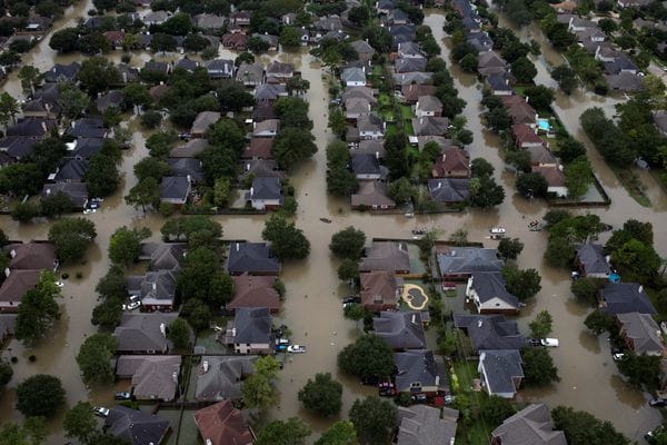 Casas bajo el agua en la zona noroeste de Houston (Reuters)
