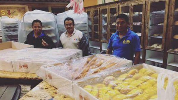 Los empleados de la panadería muestran el pan que hicieron mientras pasaba el huracán por Houston.