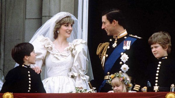 Carlos y Diana enel balcón del Palacio de Buckingham tras su boda, el 29 de junio de 1981. (REUTERS)