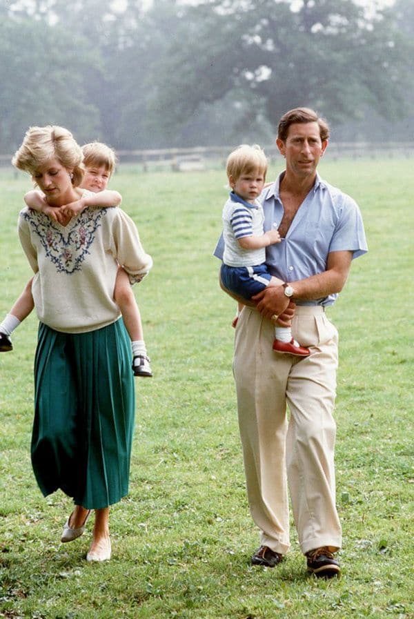 Diana y Carlos, con sus hijos, William y Harry. Después del naciomiento del segundo, en 1984, vivieron separados.