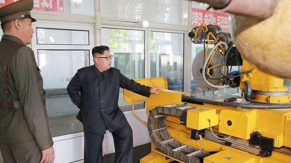 Kim Jong-un visita el Instituto de Materiales Químicos de Corea del Norte. (KCNA/via Reuters)