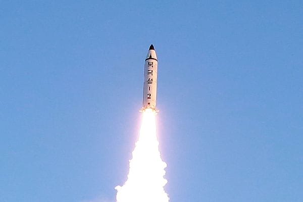 Prueba del misil Pukguksong-2, que observó en persona Kim Jong-un. (KCNA/via Reuters)
