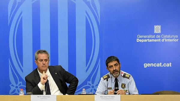 El Consejero del Interior Joaquim Forn junto a Josep Lluis Trapero, jefe de los Mossos D’Esquadra, durante la conferencia de prensa (AFP)