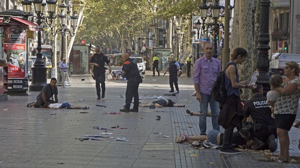 Varias víctimas en el suelo en La Rambla tras el atentado (EFE)