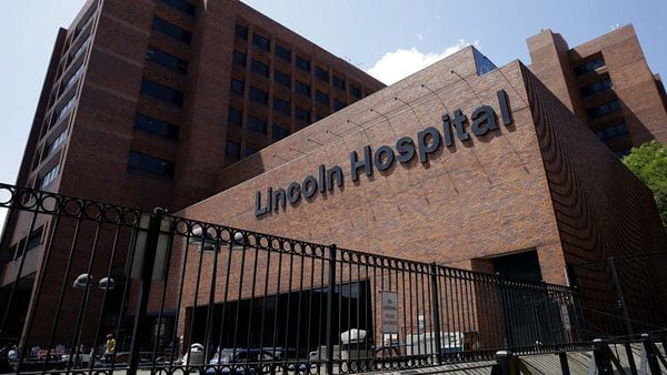 Hellen Hernández fue llevada de urgencia al Lincoln Hospital, donde fue declarada muerta (AP)