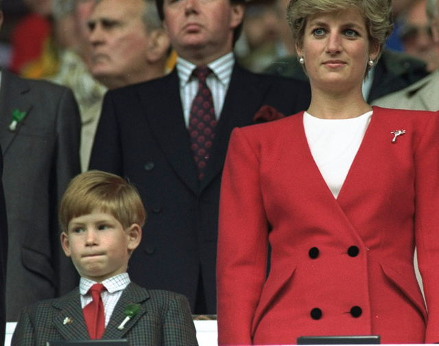 12 de octubre de 1991: Harry y Diana se levantan para escuchar el himno nacional durante un partido de fútbol.