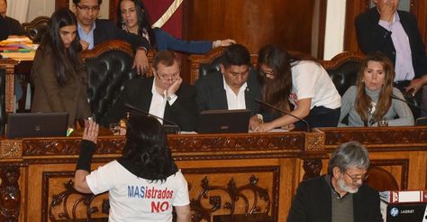 Una escena del proceso de elección de los candidatos para las elecciones judiciales. Los legisladores de la oposición asistieron con poleras blancas con mensajes que cuestionan el proceso. Foto: José Lavayén