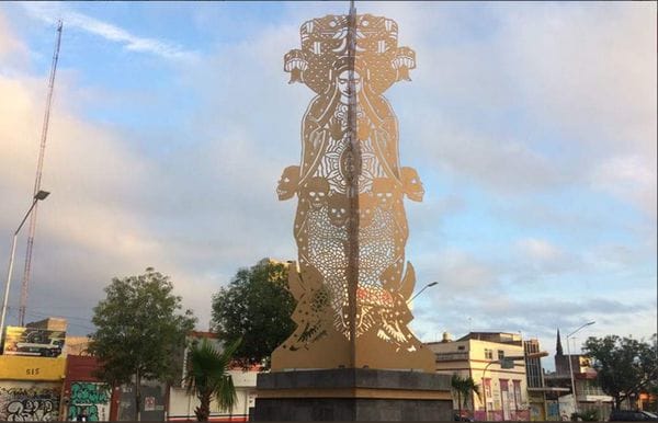 La escultura está ubicada a unos metros del Santuario a la Virgen de Guadalupe en Guadalajara. (Foto: Twitter @Osmar_Lg)