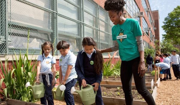 FoodCorps es una organización sin ánimo de lucro que educa sobre nutrición y agricultura en las escuelas primarias (Foodcorps)